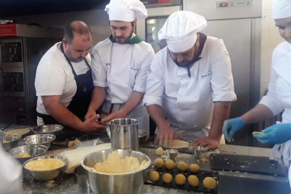Elaboración de talo en la escuela de cocina ESHBI